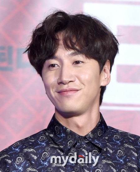 Actor Lee Kwang-soo announced the news of getting off SBS Running Man, and interest in the direction of Running Man is also gathering.Lee Kwang-soos agency, King Kong by Starship, said, Lee Kwang-soo has finally got off at Running Man on May 24th.We were in the process of rehabilitation with injuries, but there were some parts that were difficult to maintain the best condition when shooting.Lee Kwang-soo suffered a right ankle fracture in a traffic accident last February.Two weeks after the accident, he returned to the Running Man with crutches, but due to the nature of the program, he eventually got off the train due to the aftermath.SBS also said, I decided to respect Lee Kwang-soos intention to disjoint. Lee Kwang-soo was not in the best condition, but he was also involved in rehabilitation treatment and Running Man shooting with affection and responsibility for Running Man.He also added, I will support the eternal member Lee Kwang-soo.Lee Kwang-soos departure is a year-old member who has been together for 11 years since the launch of Running Man in 2010, and the publics regret is very big.Currently, Running Man has a fixed appearance including Song Ji-hyo, who entered the early 2010 period including Yoo Jae-Suk, Ji Seok-jin, Kim Jong-guk, Haha, and Lee Kwang-soo,As a production team, Lee Kwang-soo, who was a member of the first year and a big part of the entertainment element, is expected to deepen his worries.The key is what kind of response the Running Man production team will make, such as leaving the empty place caused by Lee Kwang-soos departure, recruiting new members or filling the gap with guests.However, due to the nature of the Running Man, which has a large number of domestic and foreign fixed fans, it is essential that the process of collecting public opinion of viewers should be preceded before the production team implements a new plan.Running Man is a longevity program that has been going on for 11 years since its first broadcast in 2010, and it is popular enough to become popular in Korea as well as overseas and to have a fandom of programs.There have been several member changes, and some of the members have joined the measles, such as meeting the opposition of some netizens.