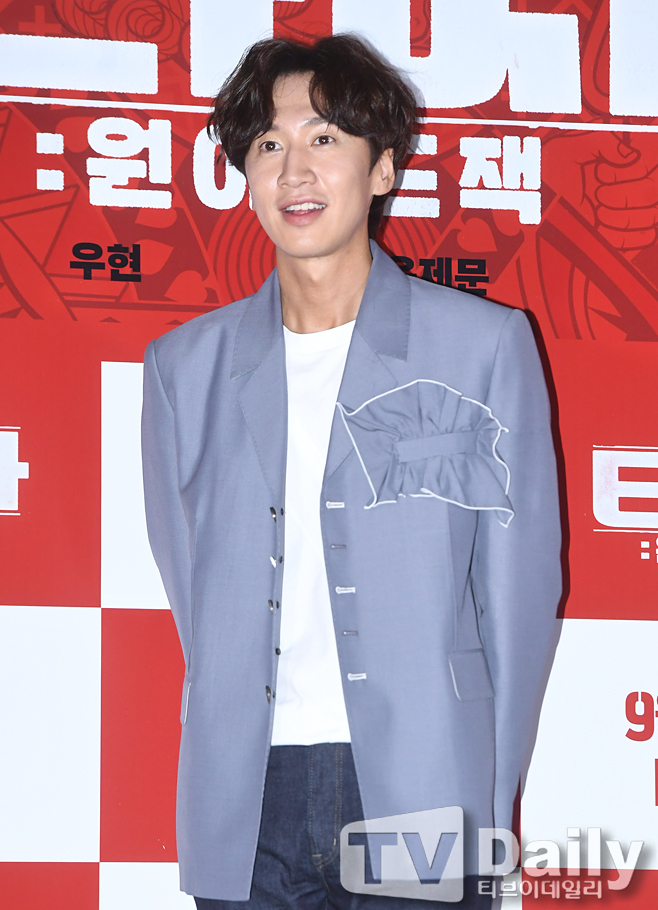 Actor Lee Kwang-soo leaves Running ManThe audience is deeply disappointed by his disjoint news, which has been with him for 11 years as a first year member.King Kong by Starship said on the 27th, Lee Kwang-soo will be disjointed at SBS entertainment program Running Man last time on the 24th.Lee Kwang-soo was undergoing steady rehabilitation treatment due to injuries caused by an accident last year, but there were some areas where it was difficult to maintain the best condition when shooting.After the accident, I decided to have time to reorganize after a long discussion with members, production crew, and agency. The agency added, Since it was a program that was not a short period of 11 years, it was not easy to decide that it was disjoint, but I decided that it needed physical time to show better things in future activities.Running Man also said on the same day, Members and crew have been discussing Lee Kwang-soo and the program disjoint for a long time.I decided to respect his disjoint doctor, he said.The production team said, Even though I was not in the best condition, I was rehabilitated and filmed Running Man at the same time with affection and responsibility for Running Man.But despite Lee Kwang-soos efforts, it was difficult to do it together. I wanted to be with Lee Kwang-soo for a longer time, but Lee Kwang-soo as a member of Running Man was also important, so I decided to respect his decision after a long conversation.I am sorry to have a beautiful farewell, but I would like to ask Lee Kwang-soo and members who made a hard decision to warm up. Lee Kwang-soo joined the Running Man, which was first broadcast in 2010, and received a lot of love from viewers for 11 years.He earned nicknames such as Traffian Giraffe and Asian Prince, and he wittyly digested different concept missions every time.Especially, Lee Kwang-soo and members activities Running Man enjoyed great popularity not only in Korea but also overseas, and got the modifier Korean Wave Entertainment.He has also met with more than 50,000 fans in seven cities in six countries for three years since 2017.Lee Kwang-soo has shown the most watery sense of entertainment among Running Man members until recently.Therefore, his disjoint news due to the aftermath of a traffic accident is coming as a big shock to fans.Lee Kwang-soos disjoint is expected to have a major impact on Running Man.It is expected that the burden of members who have to lead Running Man without him who boasted a unique presence is also considerable.