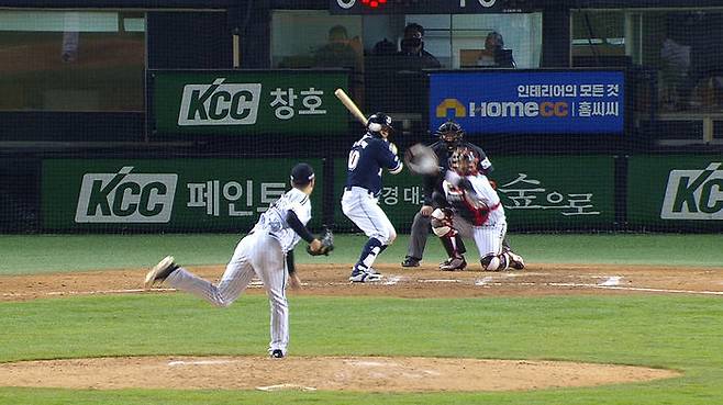 박세혁의 사구 장면(아래쪽)을 본 조성환 코치는 지난 2009년을 떠올렸다(위쪽).