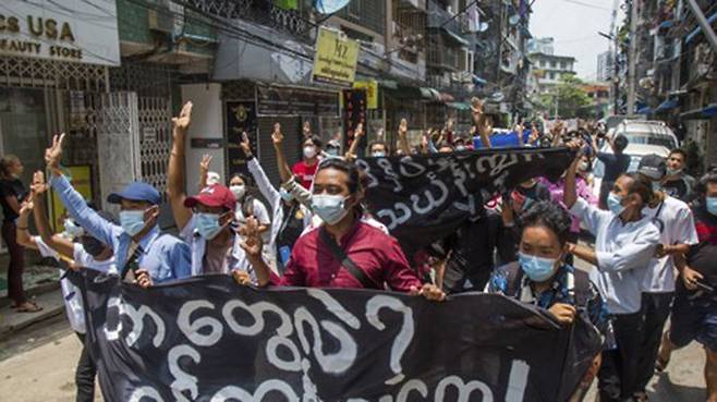 미얀마 민주화 운동을 벌이는 미얀마 국민들의 모습. 아세안 정상회의가 끝난 이후에도 곳곳에서 반군부, 반쿠데타를 외치는 평화시위가 이어지고 있다.