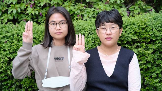 '행동하는 미얀마 청년연대' 리더인 웨 노에 흐닌 쏘씨(오른쪽)와 헤이 만 흐닌씨(왼쪽)가 지난 26일 서울 강서구에서 <SBS>와 인터뷰를 마친 뒤 미얀마 민주화 시위의 상징인 세 손가락을 들어 보이고 있다.