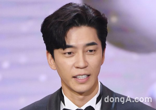 Shin Sung-rok reported on the Corona 19 tested positive news on the 28th.Shin Sung-rok was tested for Corona 19 as Son Jun-ho, who is preparing the musical Dracula together, received a tested positive judgment on the 23rd.Shin Sung-rok was negatively diagnosed on Monday, but was put into self-isolation under quarantine guidelines.Among them, Shin Sung-rok decided that he was in poor condition during self-isolation and asked the health authorities for a re-examination.As a result, the tested positive was judged and is being treated at the life treatment center.SBS All The Butlers starring Shin Sung-rok will be digesting the photo shot schedule with Lee Seung-gi, Cha Eun-woo, Yang Se-hyung, Kim Dong-Hyun and others except Shin Sung-rok.Shin Sung-rok will contact the tested positive after recording All The Butlers, and the photo shot will be held without any change, an official at SBSs All The Butlers told Dong-A.com on the 28th.