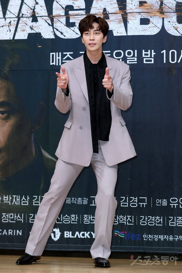 Shin Sung-rok reported on the Corona 19 tested positive news on the 28th.Shin Sung-rok was tested for Corona 19 as Son Jun-ho, who is preparing a musical Dracula together, received a tested positive test on the 23rd.Shin Sung-rok was negatively diagnosed on Monday, but was put into self-isolation under quarantine guidelines.Among them, Shin Sung-rok decided that he was in poor condition during self-isolation and asked the health authorities for a re-examination.As a result, the tested positive was judged and is being treated at the life treatment center.As a result, Shin Sung-rok stops musical and broadcasting activities; musical Dracula Actors were in full swing in practice with the goal of opening on May 18.Among them, Son Jun-ho was tested positive and the practice was stopped.Actor and crew received Corona 19 tests and Kim Junsu was diagnosed with voice and is in self-isolation.There will be no change in schedule due to Shin Sung-rok tested positive, as Actors have already been in isolation and had no further contacts under quarantine guidelines.Dracula said, We are checking on certain changes, he said. We will guide you as soon as the schedule is set.SBS All The Butlers starring Shin Sung-rok will be shooting with Lee Seung-gi, Cha Eun-woo, Yang Se-hyung and Kim Dong-Hyun except Shin Sung-rok.Shin Sung-rok will contact the tested positive after recording All The Butlers and the filming will be carried out without any change, an official at SBSs All The Butlers told Dong-A.com on the 28th.
