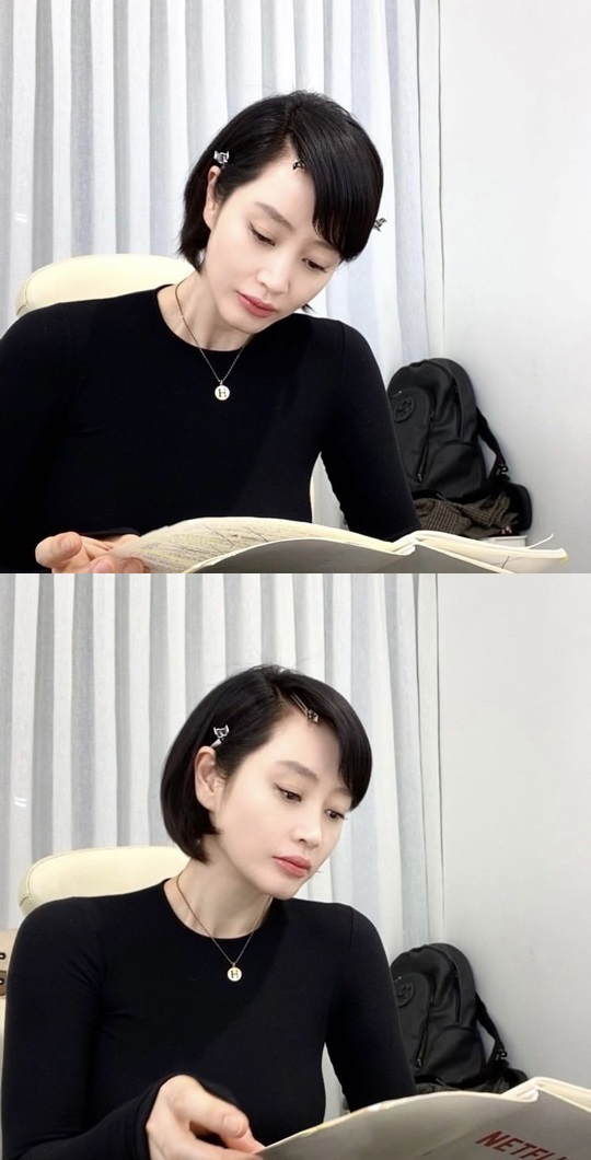 Actor Kim Hye-soo has been greeted with dazzling beautiful looks since morningKim Hye-soo posted two photos of herself script-watching on her Instagram account on Friday.Kim Hye-soo in the picture is beautiful in the script with her hairpins in it. Beautiful looks of clean skin shine without any blemishes.The script cover appears to be the Netflix drama Juvenile Justice script, starring Kim Hye-soo, with the red letter Netflix.The netizens responded in various ways such as sleeping eyes on your sister beautiful looks, Please Act for a long time and Netflix expectation.Kim Hye-soo plays Shim Eun-seok, an elite judge, in the Netflix original Juvenile Justice.Photo Kim Hye-soo SNS
