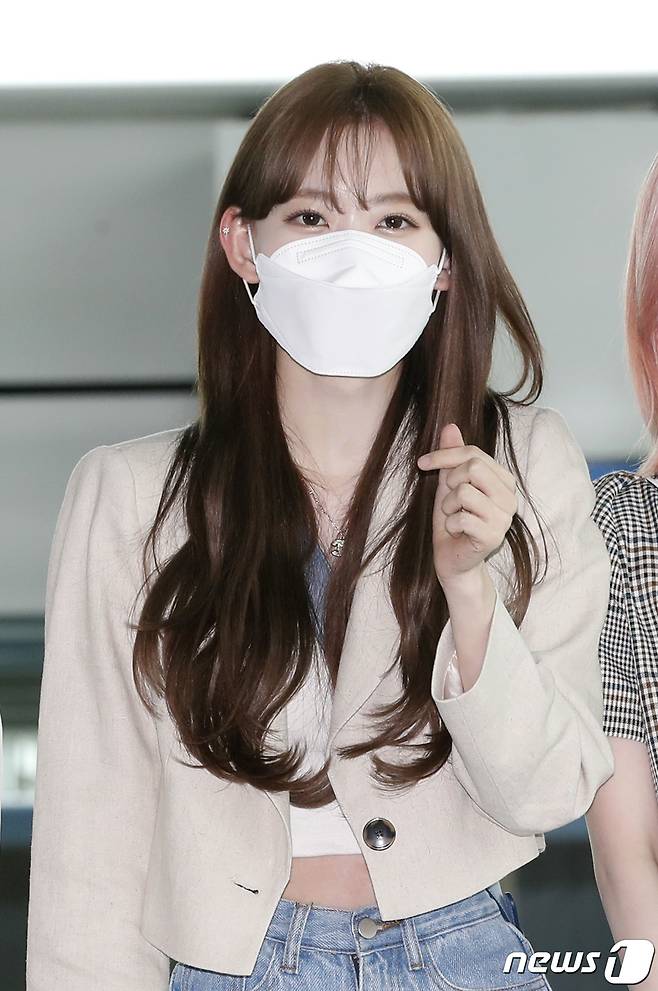 Incheon International Airport = = IZ*ONE (IZ*ONE) Sakura Miyawaki departs for Japan via Incheon International Airport on the morning of the 29th and draws hearts.IZ*ONE is a project group that debuted in 2018 and has been loved by Korea as well as the world stage. It will complete its two-and-a-half-year activities. 2021.4.29