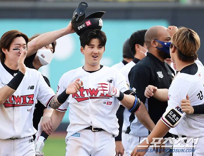 25일 수원 케이티위즈파크에서 KBO리그 KT 위즈와 롯데 자이언츠의 경기가 열렸다. KT 9회말 2사 만루에서 KT 김병희가 끝내기 안타를 날렸다. 동료들과 함께 환호하고 있는 김병희. 수원=송정헌 기자 songs@sportschosun.com/2021.04.25/