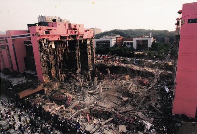 1995년 6월 29일 삼풍백화점이 붕괴된 현장. 이 사고로 천 명 이상의 종업원과 고객이 죽거나 다쳤다. 서른두 명의 사망자를 낸 성수대교 붕괴사건(1994년) 이후 1년이 채 되지 않은 시점에 발생한 대형 참사였다. 한국전쟁 이후 가장 큰 인적 피해를 냈다. 한국일보 자료사진