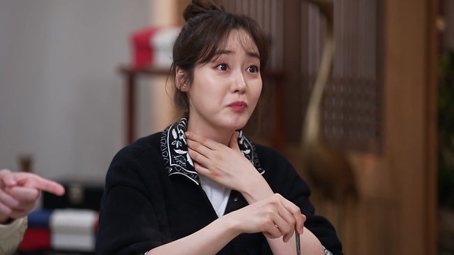 The Life menu of Sung Yu-ri is revealed.Sung Yu-ris Soul Food will be unveiled at SBS Maman Square Baekya Restaurant, which will be broadcast on April 29th.Sung Yu-ri said that this dish has become Soul Food for six years.The identity of the dish that has been positioned as the Soul Food of Sung Yu-ri for a long time was none other than the Courgette Cheering that Baek Jong-won did at the Healthing Camp: One World six years ago.Sung Yu-ri tasted the Courtette at the time, and then tried to follow it at home, but he was sorry that it did not taste.Baek Jong-won, who sliced the Courtettes chaplain to make the Courtette Chaejeon even crisper, suddenly mentioned his wife So Yoo-jin.The Courtettes that are going to be in the Courtettes should be cut thinly and concentrated, but my wife asked me to do it when I drank, Baek Jong-won said.The members who heard this did not tolerate laughter at the cute grumbling of Baek Jong-won.After Sung Yu-ri, the recipe for the Baek Jong-won Courgette, which enjoys So Yoo-jin, is revealed.On the other hand, a Newly industrialized country ending fairy appeared in the taste shopping Love Live!, which is gathering topics every time with special performances for viewers.Shopping Love Live! To help abalone fishersLove Live!!, prepared by Nongbengers and Sung Yu-ri to make it easier for viewers to know the sales composition!The performance has begun.At this time, Baek Jong-won, who watched from behind to perform every time, suddenly participated in the performance.Instead of Sung Yu-ri, who was dancing while singing, he put a song Ooh! And finished the song and became an ending fairy.In addition, Baek Jong-won seemed to be excited, and every performance that continued to end, he made the scene into a laughing sea.Baek Jong-wons freshly youthful moment, which has surpassed the original fairy Sung Yu-ri as a Newly industrialized country ending fairy, will be released on the air.Baek Jong-won, the sales king who caused the outage of every Meal kit developed, has started to promote the overthrow this time.Baek Jong-won, who promoted full-scale abalone, explained to buyers the Meal kit, which consists of a variety of ingredients and special sauces, including fresh abalone.Then, Baek Jong-won began to make a rollover Meal kit directly on the spot as if spurring publicity.