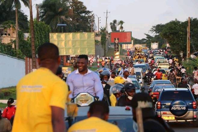 ▲ 프란시스 은가누가 모국 카메룬에서 카퍼레이드에 나섰다. 스포츠 영웅으로 주목받았다.