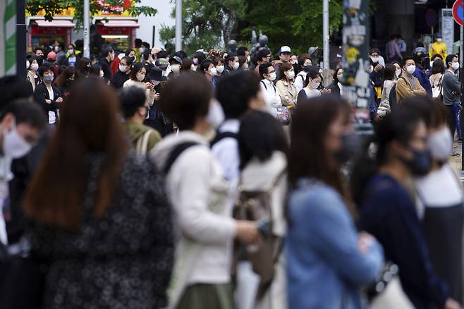 '골든위크'를 맞아 29일 일본 도쿄 시부야의 번화가에서 엄청난 인파가 나들이에 나서 코로나19 확산 우려가 커지고 있다.[AP]