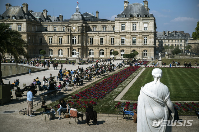 [파리=AP/뉴시스]19일(현지시간) 프랑스 파리의 뤽상부르 정원에서 일부 마스크를 쓴 시민들이 야외 좌석 구역에 모여 휴식하고 있다. 2021.04.20.