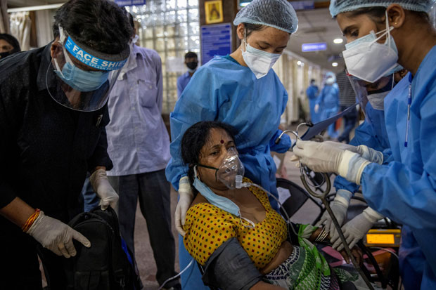 29일(현지시간) 인도 뉴델리의 한 병원 응급실에서 코로나19 환자가 치료를 받고 있다./로이터 연합뉴스