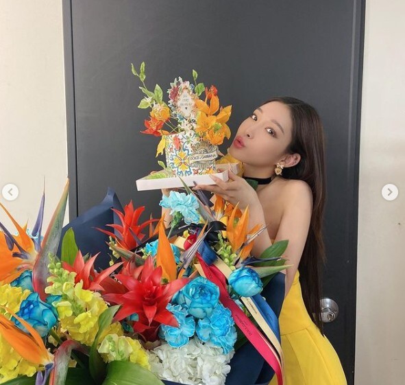 Singer Chungha caught the eye as she showed off her Little Mermaid-like figure.Chungha posted several photos on his Instagram on the 30th, along with an article entitled So beautiful flowers and Cake, Thank you always!The photo shows Chungha posing with a cake in front of a large flower.Chungha, who wore a yellow halter neck dress and put down a long straight hair, is admirable with a figure like The Little Mermaid.Chungha, who emits both alluring and sexy at the same time, responded that it is so cute and it is really attractive.On the other hand, Chungha released a new song Bicycle in February and found fans.
