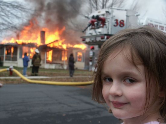 16년 전 미국 노스캐롤라이나주(州) 주택가 화재 현장에서 찍힌 사진으로, 한 소녀의 미묘한 웃음이 담겨있다. [사진제공=NYT]