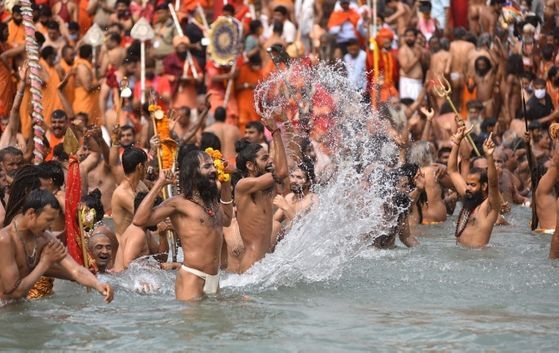 인도 북부 하리드와르의 갠지스강에서12일(현지시간) 힌두교 최대 축제인 ‘쿰브멜라’에 참가한 수만 명의 신도가 신종 코로나바이러스 감염증(코로나19) 예방을 위한 사회적 거리두기를 무시한 채 목욕 의식을 하고 있다.ⓒ연합뉴스