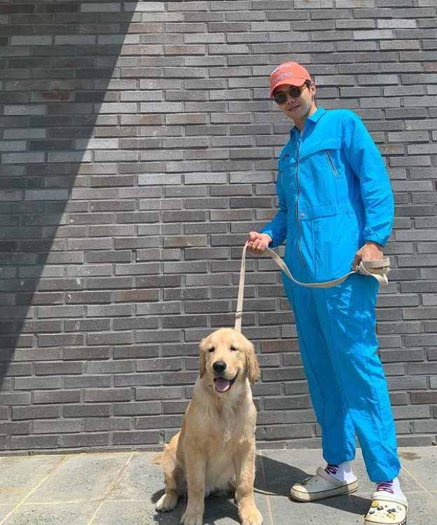 Actor Park Eun-suk has stepped out with Pet Molly for Walking.Park Eun-suk posted a picture on his instagram on May 2 with an article entitled Molly and I.Park Eun-suk in the public photo is wearing a blue jumpsuit and sunglasses and enjoying Pet Molly and Walking.Molly is more stormy than the appearance of MBC I live alone in Park Eun-suk daily video.Molly, a small puppy, is now a dignified dog and is standing by Park Eun-suk.Meanwhile, Park Eun-suk won the Best Supporting Actor Award for acting for SBS Penthouse last year.Park Eun-suk appeared as Logan Lee on SBS Penthouse 2 which ended on April 2.