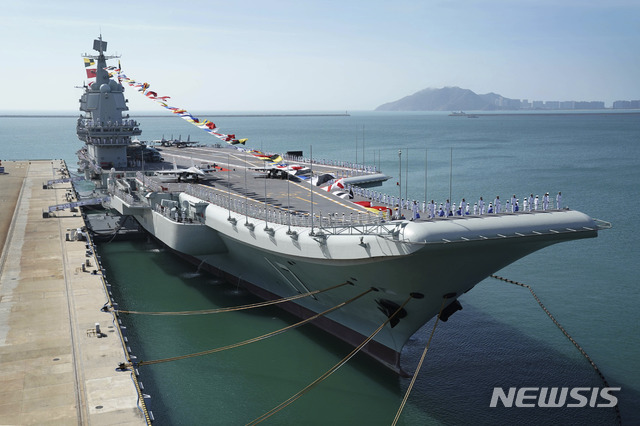 [싼야=신화·AP/뉴시스] 중국 첫 국산 항공모함 산둥이 이끄는 항모전단이 남중국해에서 훈련을 실시했다고 중국 해군이 2일 발표했다. 사진은 산둥함이 2020년 5월29일 모항인 하이난성 싼야기자에 정박해 있는 모습.