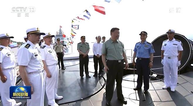 최신형 핵잠수함 선상에 오른 시진핑 [중국 CCTV 화면 캡처. 재판매 및 DB 금지]