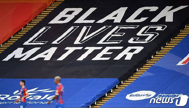 지난해 6월 런던의 셀허스트 파크에서 열린 영국 프리미어 리그 크리스탈 팰리스와 번리 축구경기 관중석에 '흑인 생명도 소중하다'(Black Lives Matter) 의미의 대형 현수막이 펼쳐져 있는 모습. © AFP=뉴스1 © News1 우동명 기자