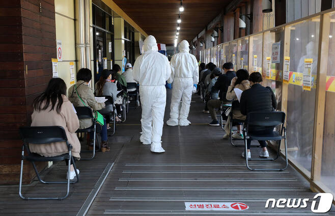 2일 서울 송파구보건소에 마련된 코로나19 선별진료소에서 시민들이 검사를 기다리고 있다. 2021.5.2/뉴스1 © News1 박세연 기자