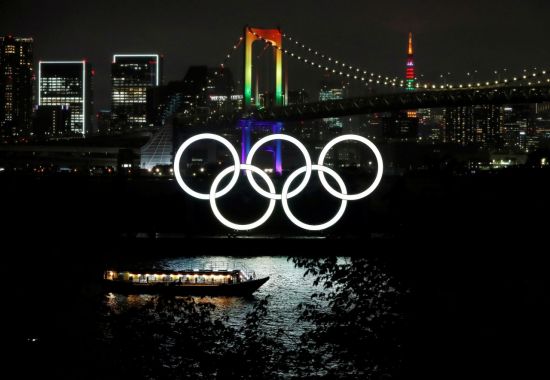 일본 도쿄의 미나토구에 있는 레인보우 브리지와 도쿄 타워에 지난달 14일 '도쿄올림픽 D-100'을 축하하기 위해 올림픽 색상의 조명이 투영되고 있다. (사진제공=연합뉴스)