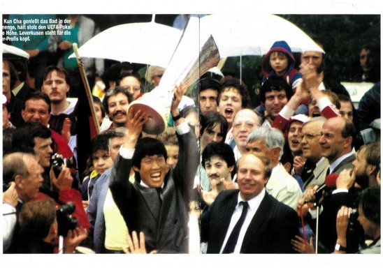 1988년 UEFA컵 우승 트로피를 들어올리는 레버쿠젠 시절의 차범근 (풋볼리스트 자료사진)