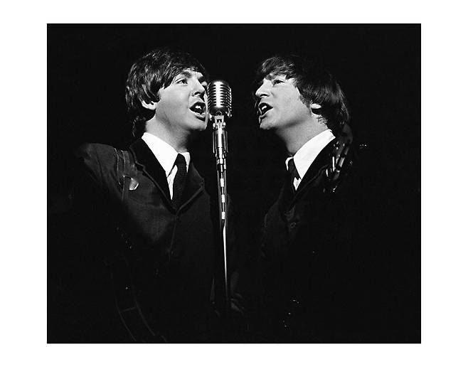 ‘더 비틀즈 바이 로버트 휘태커: 셔터 속 빛나는 청춘의 기록’ 전시 작품. 전시기획사 XCI 제공