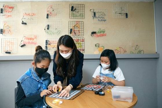 박영선(가운데) 네드온 명지점 선생님과 생애 첫 네온사인 만들기에 도전한 소중 학생기자단. 네온관을 다루는 두 사람의 표정이 사뭇 진지하다.