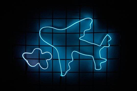 김민아 학생기자가 코로나19로 여행을 못 가는 아쉬움을 담아 완성한 비행기 네온사인.