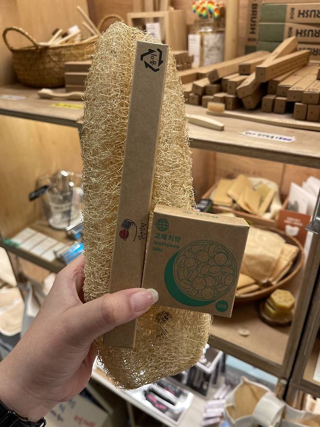기자도 고체치약, 대나무칫솔, 천연수세미를 구입했다. 군더더기 없는 포장이 오히려 돋보였다.