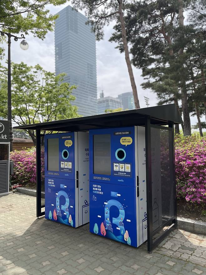 4월 22일. 여의도 공원에 세워진 순환자원 회수로봇 앞.