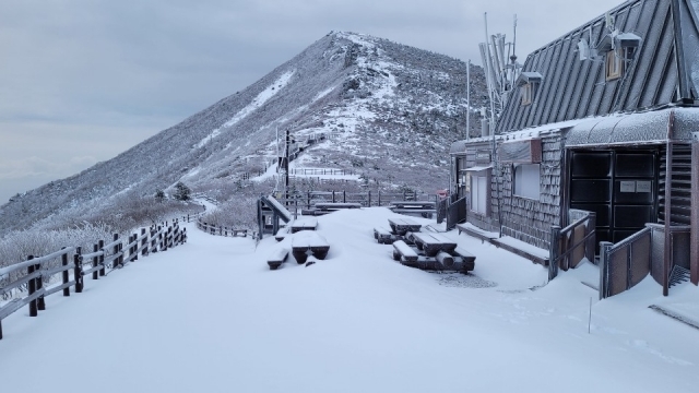2일 오전 설악산국립공원 중청대피소 일대가 밤새 내린 눈에 한겨울로 되돌아간 모습이다. 설악산국립공원 제공. 연합