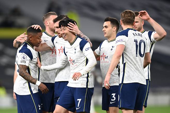 토트넘의 손흥민(가운데)이 3일 열린 잉글랜드 프리미어리그 셰필드 유나이티드와의 경기 후반 쐐기골을 터뜨린 뒤 동료들의 축하를 받고 있다. 게티이미지코리아