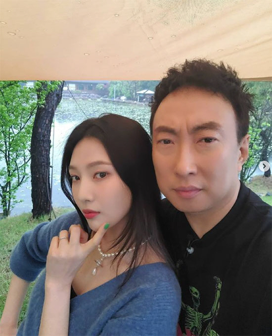 Comedian Park Myeong-su foreshadows meeting with Red Velvet Joy to raise hopesOn the 4th, Park Myeong-su told his instagram, J.A. Martin Photographer Park with Joy.I will release it at the head of the head. The photo released shows Park Myeong-su meeting with Joy.Park Myeong-su, who poses affectionately with Joy, brings anticipation to his collaboration with Joy, which he met after a long time.Park Myeong-su and Joy co-worked through tvN The Written Tour; at the time of the show, Park Myeong-su was a Booka J.A.Martin Photographer Park has taken a picture of Joys life and collected topics.Meanwhile, Park Myeong-su is conducting KBS Radio CoolFM Park Myeong-sus radio show and is operating YouTube channel Hang Myung-soo.
