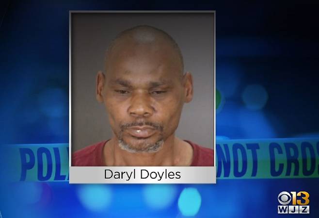 볼티모어 경찰은 3일 저녁 데릴 도일스(50)를 용의자로 체포하고 그를 두 건의 가중 폭행혐의로 기소했다./볼티모어 지역방송 'WJZ'
