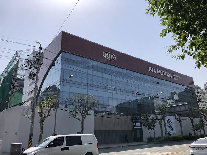 리뉴얼 공사에 착수한 기아 가양지점 전경. / 정치연 기자