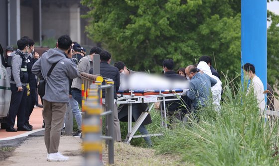 서울 반포한강공원 인근 한강에서 구조대원들이 실종 엿새 만에 숨진 채 발견된 대학생의 시신을 수습하고 있다. 연합뉴스