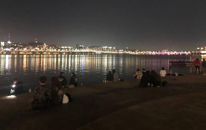 3일 저녁 서울 반포 한강공원을 찾은 시민들 /사진=김지현 기자