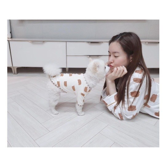 Jin Se-yeon posted a photo on his personal Instagram on the 4th with an article entitled Setto Setto.In the public photo, Jin Se-yeon is kissing with his own pet Leo in a couple.Jin Se-yeon appeared on KBS Drama Bone Again last year; it is now reported that he is reviewing his next film.sympathy media