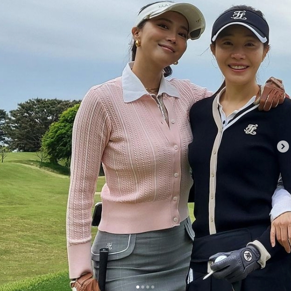 Actor Oh Yoon-ah enjoyed a Golf date with Uhm Ji-wonOh Yoon-ah posted a picture of his recent instagram on the 4th.Oh Yoon-ah in the public photo is playing Golf with his best friend Uhm Ji-won.The two wearing Golfware boast a pictorial visual even when they stand, and the two show off their friendship with their shoulders.Both boast elongated model visuals with large heights, especially Uhm Ji-won, which boasts a glowing mingle even in the face of a toilet.On the other hand, Oh Yoon-ah is currently appearing on the entertainment program New Star and will appear in JTBCs new drama Flying Butterfly.oh yoon-ah SNS