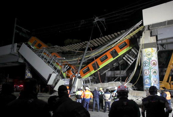 멕시코 현지시간으로 3일 오후 멕시코의 수도 멕시코시티의 철교가 붕괴해 열차가 추락하는 사고가 발생하면서 최소 13명이 숨지고 70여 명이 부상을 당했다. 사진=로이터 연합뉴스