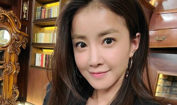 Actor Lee Si-young has told of the recent beauty of her beautiful beauty.On the 4th, Lee Si-young posted several photos on his instagram with the phrase Todays Celeb Beauty 3.Lee Si-young in the photo shows a selfie wearing a black dress. Lee Si-young boasted a beautiful flower with a humiliating watery skin in a close-up photo.In addition, pure and clean long straight hair and high heels made the fans hearts excited by showing elegant charm.Meanwhile, Lee Si-young has been loved by Netflix original series Sweet Home as Seo Kyung.Sweet Home is a work that depicts the bizarre and shocking story of a reclusive lonely high school student Hyun-soo in an apartment where he lost his family and moved.He has also been cast as a female protagonist in a Korean remake of the popular American drama Mentalist.