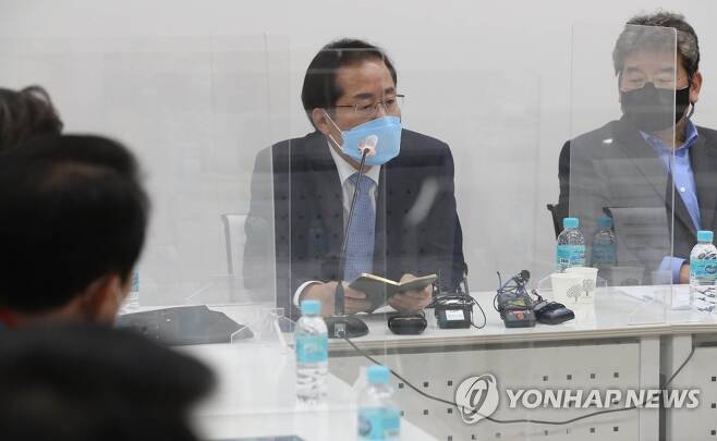 무소속 홍준표 의원이 지난 3월 18일 오후 서울 마포구 현대빌딩에서 열린 '더 좋은 세상으로(마포포럼)' 세미나에 참석해 인사말을 하고 있다. [국회사진기자단]
