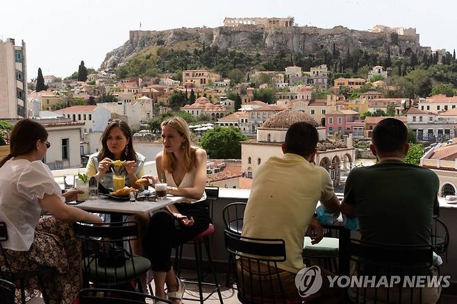 코로나19 2차 봉쇄 조치 6개월만에 벗어난 그리스의 요식업계 (아테네 신화=연합뉴스) 그리스 수도 아테네의 시민들이 3일(현지시간) 아크로폴리스 언덕의 기슭에 위치한 한 카페에 모여 있다. 이날 그리스 전국의 카페와 레스토랑, 술집은 신종코로나바이러스감염증(코로나19) 2차 봉쇄조치가 시행된 지 6개월만에 다시 문을 열었다. jsmoon@yna.co.kr