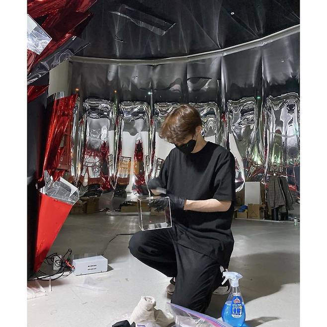 Ahn Jae-hyun posted a number of photos on his instadiumgram on the 5th without comment.In the photo, Ahn Jae-hyun was preparing for the Exhibition, and he stood in front of his own sculpture and posed.Ahn Jae-hyun has recently launched jewelery brand AA.Gban and is working as a Desiigner after divorce with actor Koo Hye-sun.He has been on the air since last years MBC drama Humans with Hazards and recently joined TVN Shin Seo Yugi spin-off program Spring Camp.