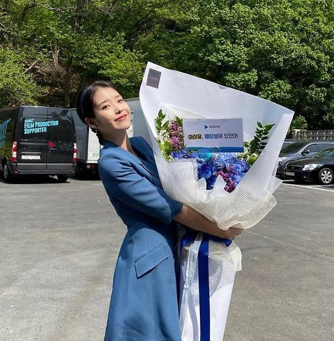 Sweet Lovely.Singer IU has a bouquet of Celebratory photoshas released the book.The IU posted several photos on social media on Monday.In the open photo, IU poses in various poses with bouquets in its arms; IU, in blue costumes, showed off its lovely charm with fresh Smile.The IU announced Lilac in March.PhotoIUSNS