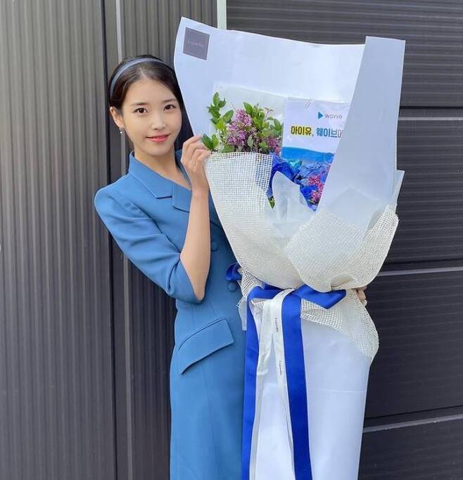 Sweet Lovely.Singer IU has a bouquet of Celebratory photoshas released the book.The IU posted several photos on social media on Monday.In the open photo, IU poses in various poses with bouquets in its arms; IU, in blue costumes, showed off its lovely charm with fresh Smile.The IU announced Lilac in March.PhotoIUSNS