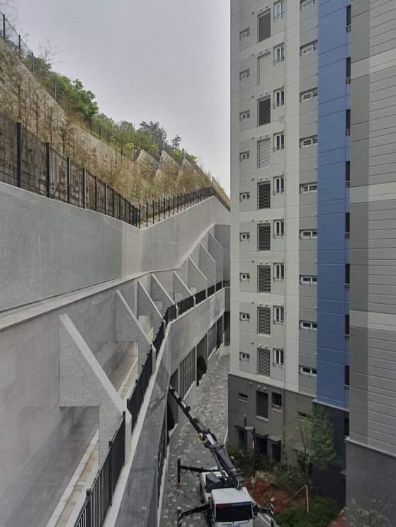 다음달 입주 예정인 경기 성남시의 한 아파트. 아파트 건물 바로 뒤에 거대한 옹벽이 있다. 함종선 기자