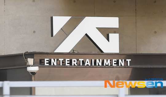 The issue of YG Entertainment (hereinafter referred to as YG) has been a hot topic: The Burning Sun controversy has raised suspicions of the current representatives Tax evasion.According to a May 5 SBS 8 News report, the National Tax Service has caught up with the suspicion of YG Tax evasion through a tax investigation that has been carried out since the Burning Sun Excommunication broke in 2019.Prior to the KOSDAQ listing in 2011, YG allocated 210,000 employee stock (stocks that listed companies first allocate to employees) to its employees.In the process, YG executives and outsiders were found to have earned profits by acquiring employee stock under their nicknames.A total of three YG employees received employee stock after receiving a request for a name-of-name transaction.Two of them were aware of the possibility of profit margins by taking charge of investment attraction (IR) at the time of listing.YG prefecture Kim Do Hoon Hwang Bo-kyung was also involved and added shock.According to the National Tax Service investigation, Hwang, who was then a director of finance, acquired stocks under the name of his subordinate employee Kim Mo (at the time, the director of the operation and audit of the employee stock association, and the current director of YG finance), and had his husbands friends send money to Kim to buy stocks to hide his name.It was also revealed that the profits earned through stock sales were left in Kims account and spent on construction costs and living expenses.Hwang was later appointed YG new Kim Do Hoon in June 2019.This is because the former YG Kim Do Hoon Yang Min-seok, former YG chairman (representative producer and former producer), Yang Hyun-suk, resigned with Burning Sun Excommunication, which broke out in early 2019.Due to the controversy over the Tax evasion, Hwang said at the time of Kim Do Hoons appointment, I feel a great sense of responsibility and mission in difficult times.I will set the basics for YG to take a step forward. The suspicious circumstances of former CEO Yang Min-seok were also captured. A close associate Yang Min-seok deposited the shares in the account of YG employee Ha-mo and received them.YG said it was inevitable to trade in the name of the company because it was worried that the demand for employee stock subscription of all listed employees would be low and the financing would be disrupted.It is not a tax evasion purpose, but it was not accepted by the IRS.As a result, YG, which promised to renew, added another fatal stigma: the suspicion of tax evasion, following the pharmacy (a horse leading to a drug smoking singer hotbed) and Burning sun Excommunication agency.YG has caused social stir with a series of drug excommunications.BIGBANG leader Ji Dragon, who was suspended for prosecution after explaining that he smoked cannabis at a Japanese club in 2011, just misunderstood it was a cigarette, and admitted smoking marijuana in 2016, still embracing the BIGBANG member tower, which received a suspended sentence The Judgment in 2017, as a singer.The victory from BIGBANG, which made the buzz with the Burning Sun gate, was also a member of YG.Since being indicted in January last year, Seungri has been on military trial on nine charges, including prostitution, prostitution, sexual violence punishment laws, embezzlement, business embezzlement, food hygiene law, habitual gambling, violation of foreign exchange transaction law, and special assault teachers.YG founder and current largest shareholder Yang Hyun-suk is also the man who became notorious as a crime mate with victory.He has been charged with blackmail – Cinémix Par Chloé, business misdemeanor, and criminal escape teacher, as well as the Judgment of 15 million won in fines for his gambling Excommunication.Yang Hyun-suks charges include allegations that a former singer trainee, a former informant, A, had conciliated and reversed his statement by turning A into a blackmail – Cinémix Par Chloé when he was arrested on suspicion of drug smoking in 2016.A stated in a police investigation at the time that he had handed cannabis to Via, a former group icon leader who was a singer of YG.In addition, Yang Hyun-suk is charged with misappropriation on his duties (paying the lawyers expense paid to Mr. A in exchange for his statement reversal with YG funds), and guilty of escapism teacher (Mr. A escapade teacher).Attention is focusing on how the prosecutions investigation, which is in the final stages, will be concluded.