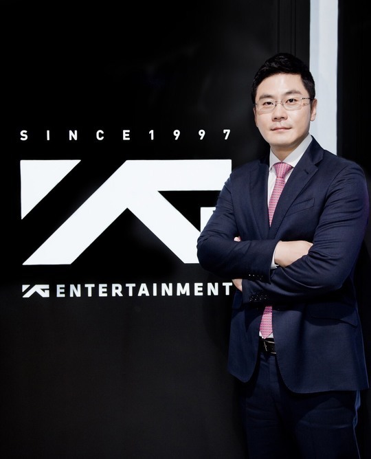 The issue of YG Entertainment (hereinafter referred to as YG) has been a hot topic: The Burning Sun controversy has raised suspicions of the current representatives Tax evasion.According to a May 5 SBS 8 News report, the National Tax Service has caught up with the suspicion of YG Tax evasion through a tax investigation that has been carried out since the Burning Sun Excommunication broke in 2019.Prior to the KOSDAQ listing in 2011, YG allocated 210,000 employee stock (stocks that listed companies first allocate to employees) to its employees.In the process, YG executives and outsiders were found to have earned profits by acquiring employee stock under their nicknames.A total of three YG employees received employee stock after receiving a request for a name-of-name transaction.Two of them were aware of the possibility of profit margins by taking charge of investment attraction (IR) at the time of listing.YG prefecture Kim Do Hoon Hwang Bo-kyung was also involved and added shock.According to the National Tax Service investigation, Hwang, who was then a director of finance, acquired stocks under the name of his subordinate employee Kim Mo (at the time, the director of the operation and audit of the employee stock association, and the current director of YG finance), and had his husbands friends send money to Kim to buy stocks to hide his name.It was also revealed that the profits earned through stock sales were left in Kims account and spent on construction costs and living expenses.Hwang was later appointed YG new Kim Do Hoon in June 2019.This is because the former YG Kim Do Hoon Yang Min-seok, former YG chairman (representative producer and former producer), Yang Hyun-suk, resigned with Burning Sun Excommunication, which broke out in early 2019.Due to the controversy over the Tax evasion, Hwang said at the time of Kim Do Hoons appointment, I feel a great sense of responsibility and mission in difficult times.I will set the basics for YG to take a step forward. The suspicious circumstances of former CEO Yang Min-seok were also captured. A close associate Yang Min-seok deposited the shares in the account of YG employee Ha-mo and received them.YG said it was inevitable to trade in the name of the company because it was worried that the demand for employee stock subscription of all listed employees would be low and the financing would be disrupted.It is not a tax evasion purpose, but it was not accepted by the IRS.As a result, YG, which promised to renew, added another fatal stigma: the suspicion of tax evasion, following the pharmacy (a horse leading to a drug smoking singer hotbed) and Burning sun Excommunication agency.YG has caused social stir with a series of drug excommunications.BIGBANG leader Ji Dragon, who was suspended for prosecution after explaining that he smoked cannabis at a Japanese club in 2011, just misunderstood it was a cigarette, and admitted smoking marijuana in 2016, still embracing the BIGBANG member tower, which received a suspended sentence The Judgment in 2017, as a singer.The victory from BIGBANG, which made the buzz with the Burning Sun gate, was also a member of YG.Since being indicted in January last year, Seungri has been on military trial on nine charges, including prostitution, prostitution, sexual violence punishment laws, embezzlement, business embezzlement, food hygiene law, habitual gambling, violation of foreign exchange transaction law, and special assault teachers.YG founder and current largest shareholder Yang Hyun-suk is also the man who became notorious as a crime mate with victory.He has been charged with blackmail – Cinémix Par Chloé, business misdemeanor, and criminal escape teacher, as well as the Judgment of 15 million won in fines for his gambling Excommunication.Yang Hyun-suks charges include allegations that a former singer trainee, a former informant, A, had conciliated and reversed his statement by turning A into a blackmail – Cinémix Par Chloé when he was arrested on suspicion of drug smoking in 2016.A stated in a police investigation at the time that he had handed cannabis to Via, a former group icon leader who was a singer of YG.In addition, Yang Hyun-suk is charged with misappropriation on his duties (paying the lawyers expense paid to Mr. A in exchange for his statement reversal with YG funds), and guilty of escapism teacher (Mr. A escapade teacher).Attention is focusing on how the prosecutions investigation, which is in the final stages, will be concluded.